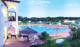 La piscina e il ristorante del Resort Cala Luas di Cardedu