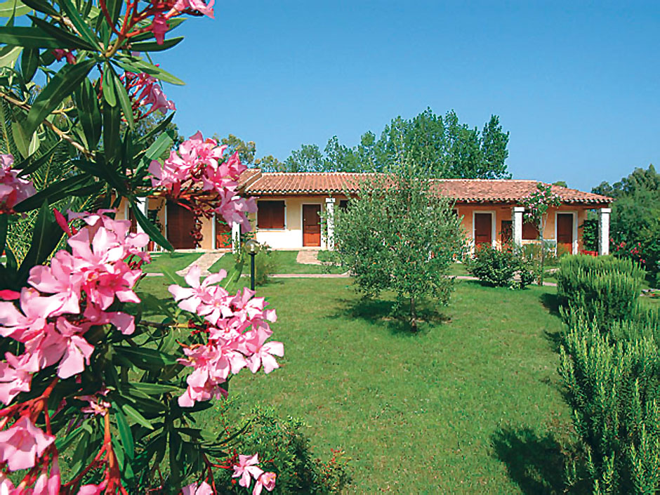 Vista dell'esterno dell'Eurovillage di Budoni, immerso nella macchia mediterranea