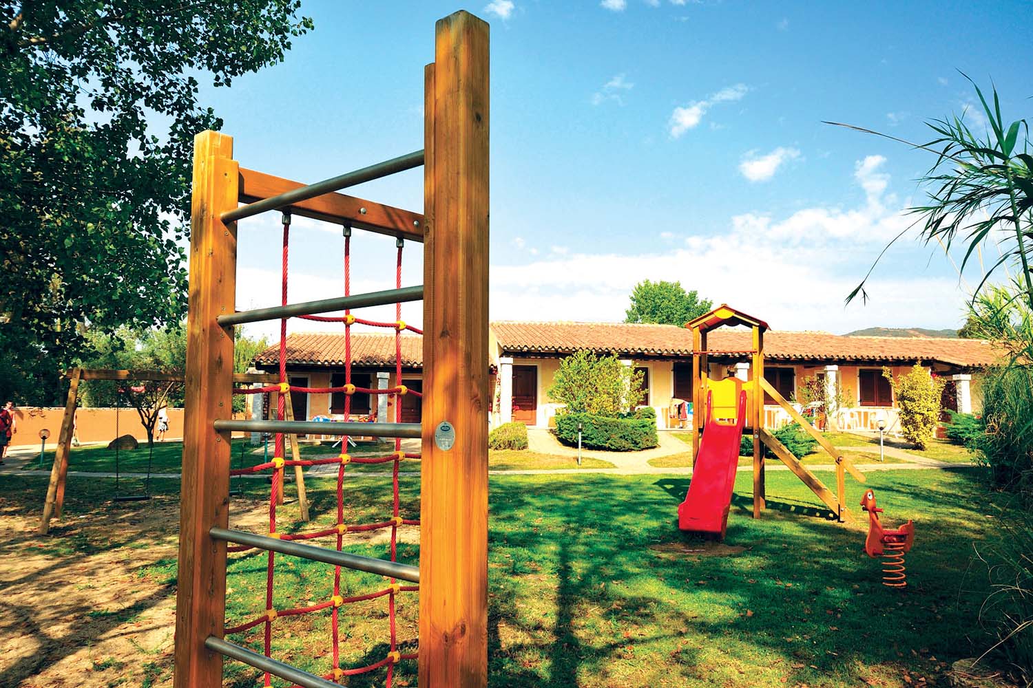 Al Club Eurovillage, l'area giochi per bambini è immersa nel verde, con altalena, scivoli e tanti altri giochi divertenti.