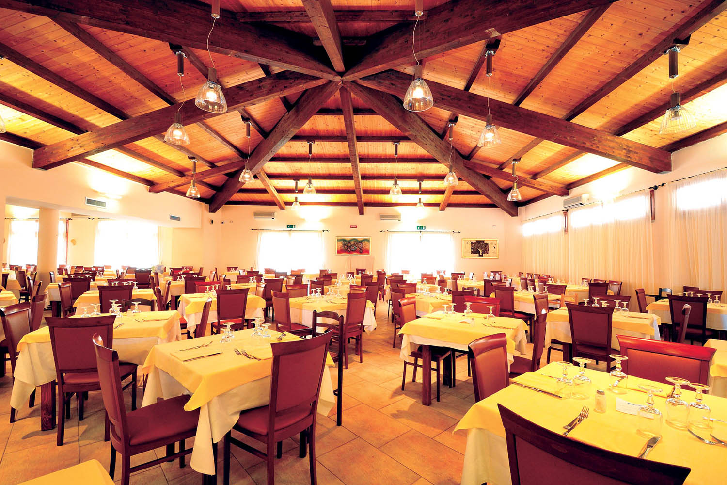 L'ampia sala climatizzata del Ristorante all'Eurovillage, Villaggio 3 stelle in Sardegna