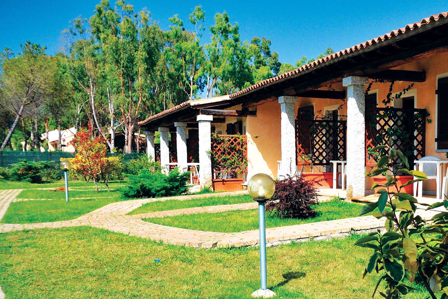 Vista della struttura dell'Eurovillage di Budoni con i suoi deliziosi bungalow.