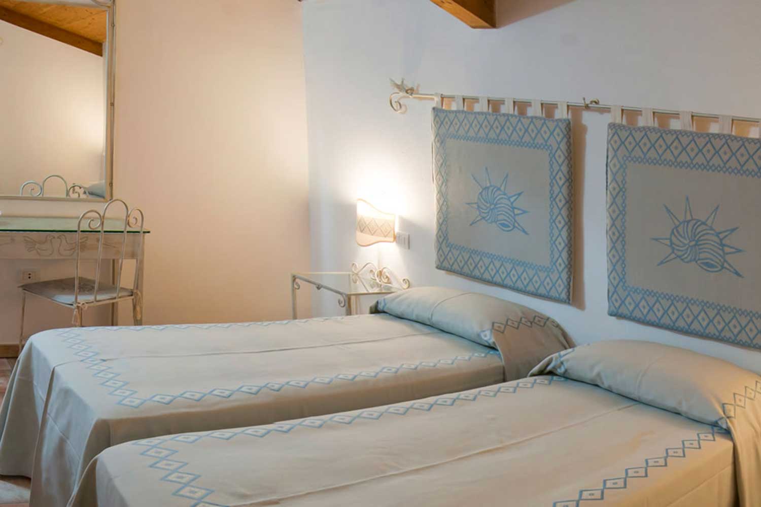 La camera doppia del Club Marina Rey in Sardegna, con l'arredamento in stile tipico sardo.