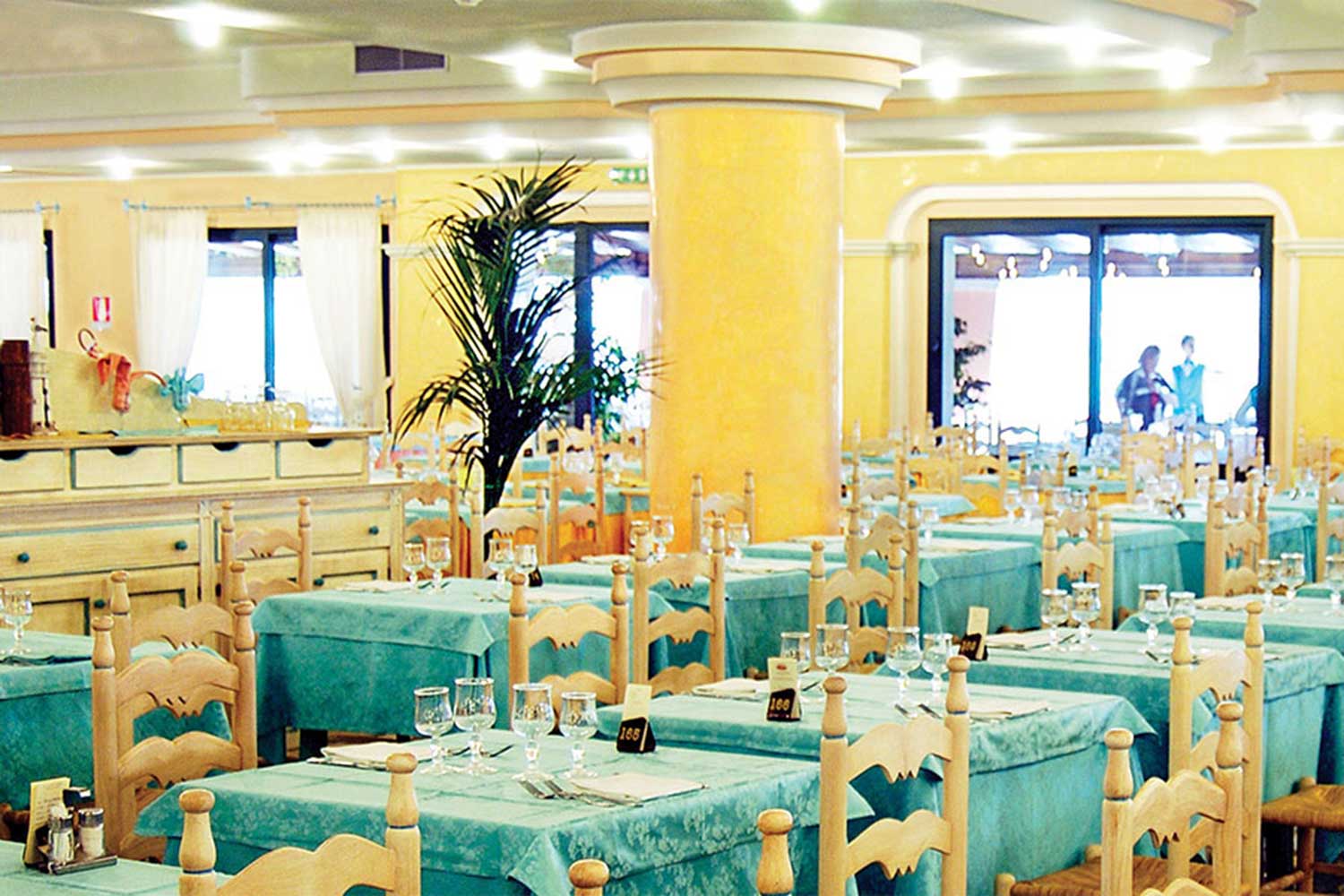 La sala interna del Ristorante del Marina Rey Beach Resort in Sardegna