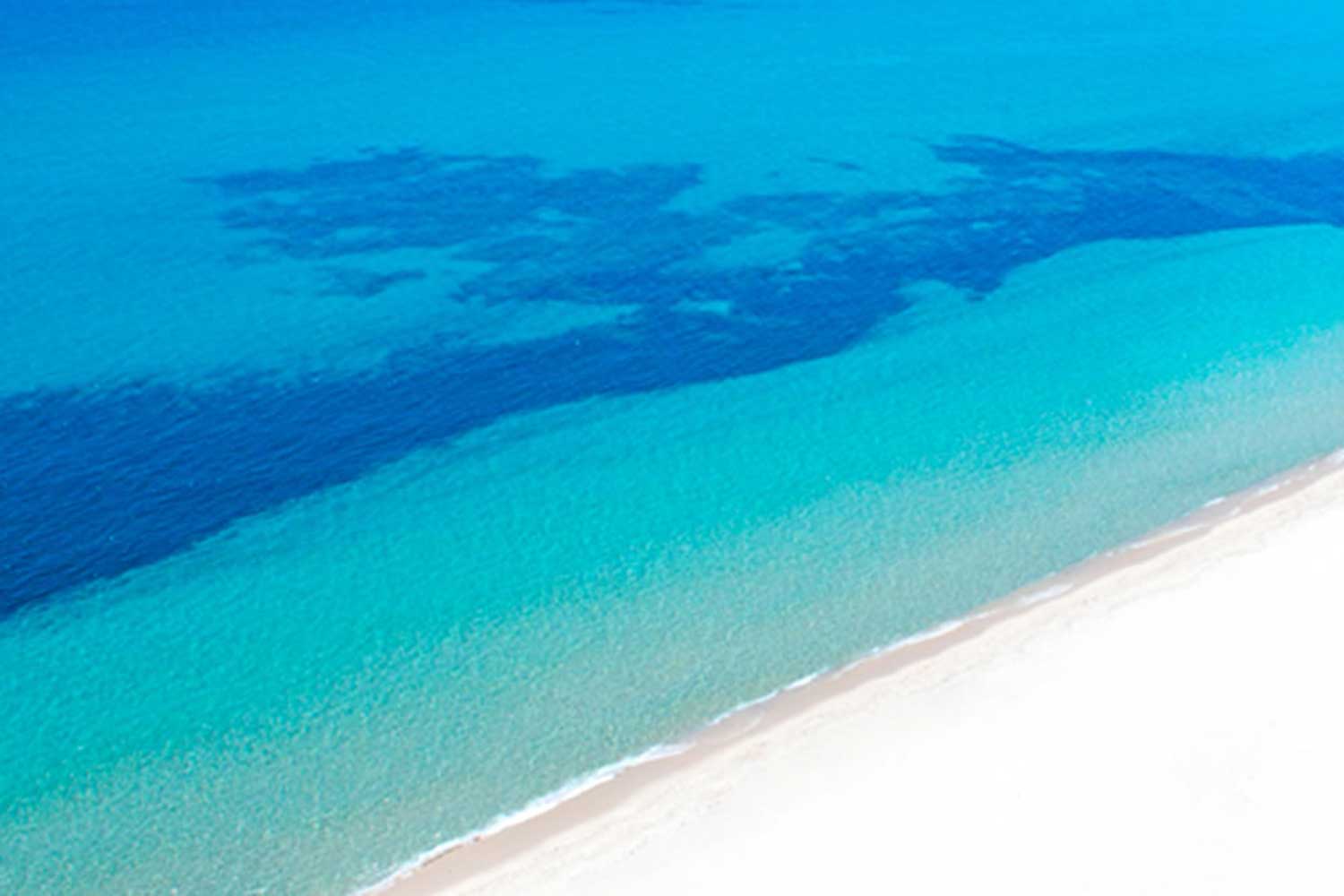 La spiaggia bianca e il mare cristallino del Villaggio 4 stelle Marina Rey Beach Resort