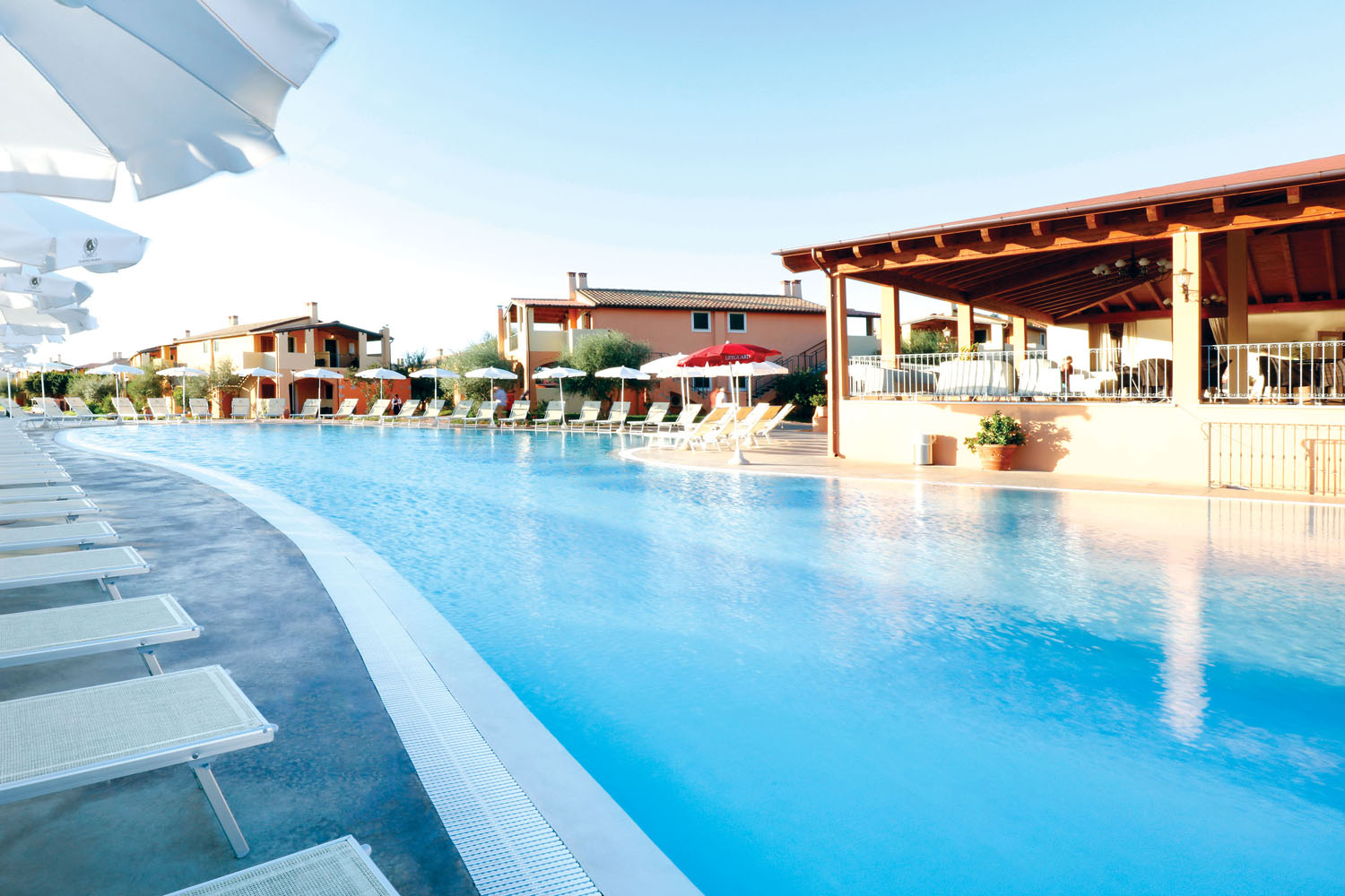 La piscina attrezzata del Marina Rey, Resort 4 stelle in Sardegna