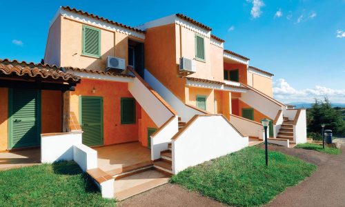 Le villette che compongono il Club Baia Aranzos sono di recente ristrutturazione e immerse nel verde