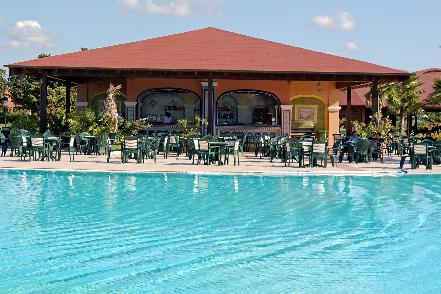 Il Bar Piscina del Marina Resort Garden & Beach Club con terrazza all'aperto a due passi dall'area attrezzata con ombrelloni e lettini.