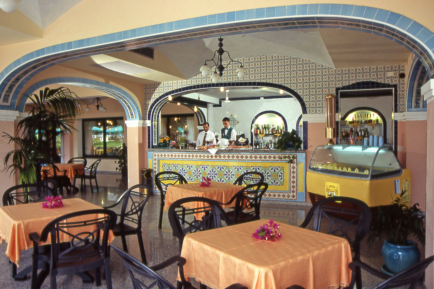 Il Portico, Bar centrale con sala interna ed esterna del Villaggio Marina Resort Garden & Beach
