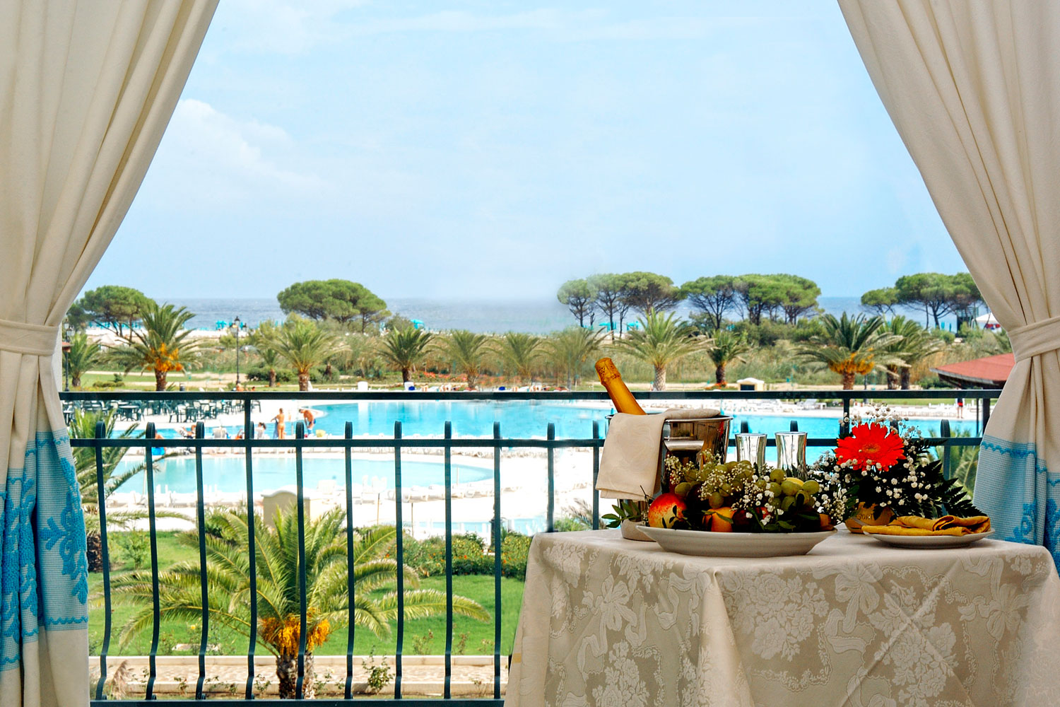 Splendida vista sulla piscina dalle camere del marina Resort Garden & Beach Club