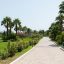 Vialetto del Marina Resort Garden & Beach circondato dai giardini curati del Club.