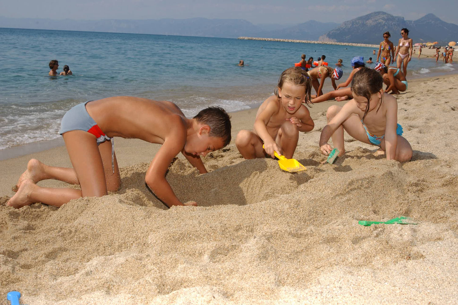 Bambini che giocano sulla spiaggia del Marina Resort Garden & Beach in Sardegna