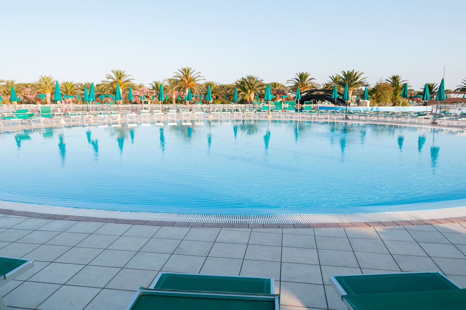 La piscina del Marina Garden & Beach Club è ampia e attrezzata con ombrelloni e lettini.