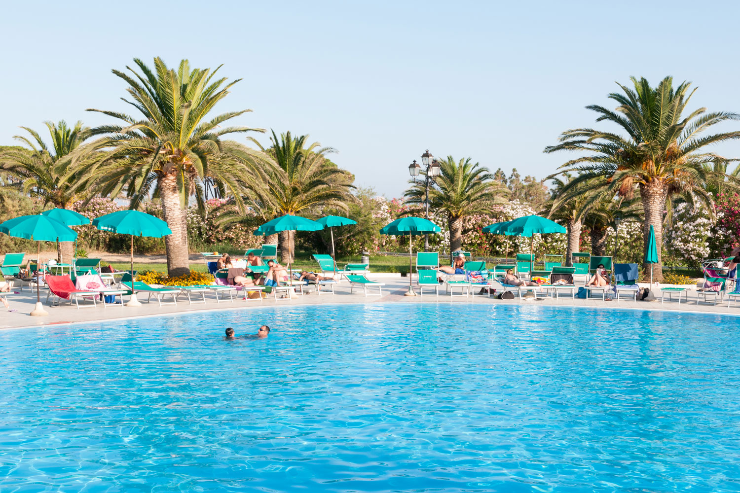 La piscina immersa nel verde al Resort Marina Garden & Beach in Sardegna