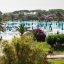 Vista sulla piscina del Club Marina Garden & Beach, attrezzata e circondata dal verde