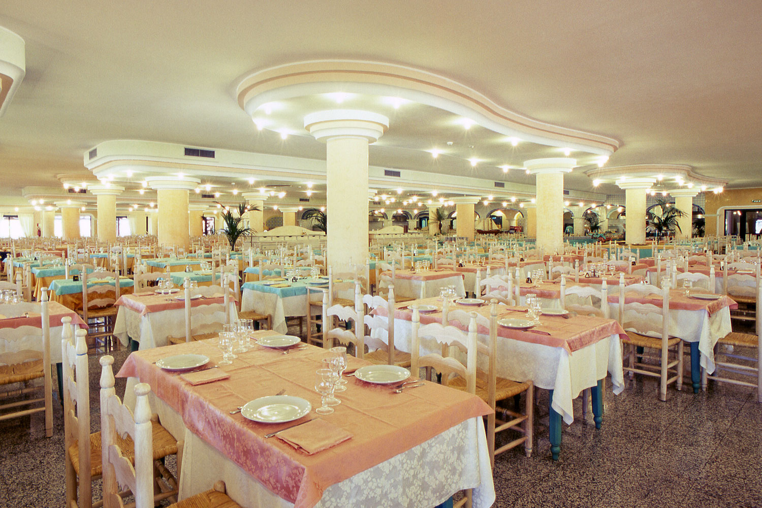 Veduta della sala interna del Ristorante del Club Marina Garden & Beach in Sardegna