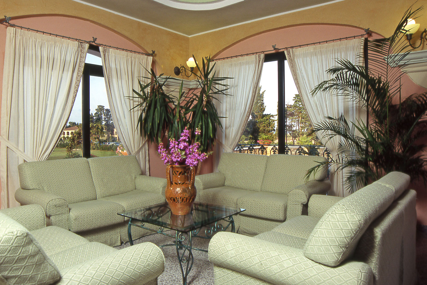 Il salotto accogliente ed elegante del Marina Resort Garden & Beach di Orosei.