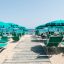 La spiaggia attrezzata del Club Marina Garden & Beach con ombrelloni e lettini fino ad esaurimento