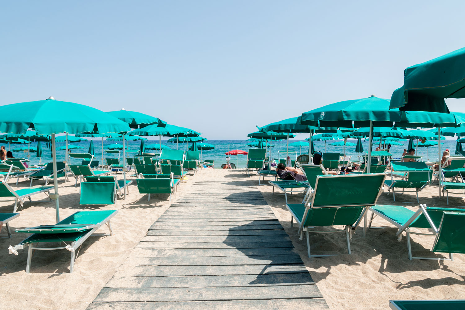 La spiaggia attrezzata del Club Marina Garden & Beach con ombrelloni e lettini fino ad esaurimento