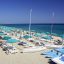 La spiaggia del Resort Marina Garden & Beach attrezzata con ombrelloni e lettini