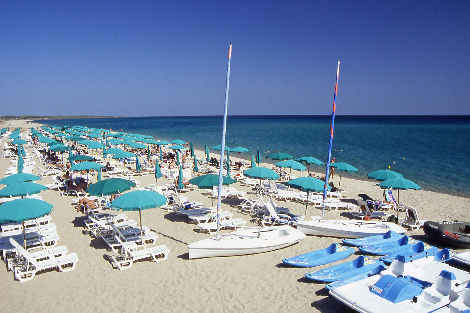 La spiaggia del Resort Marina Garden & Beach attrezzata con ombrelloni e lettini
