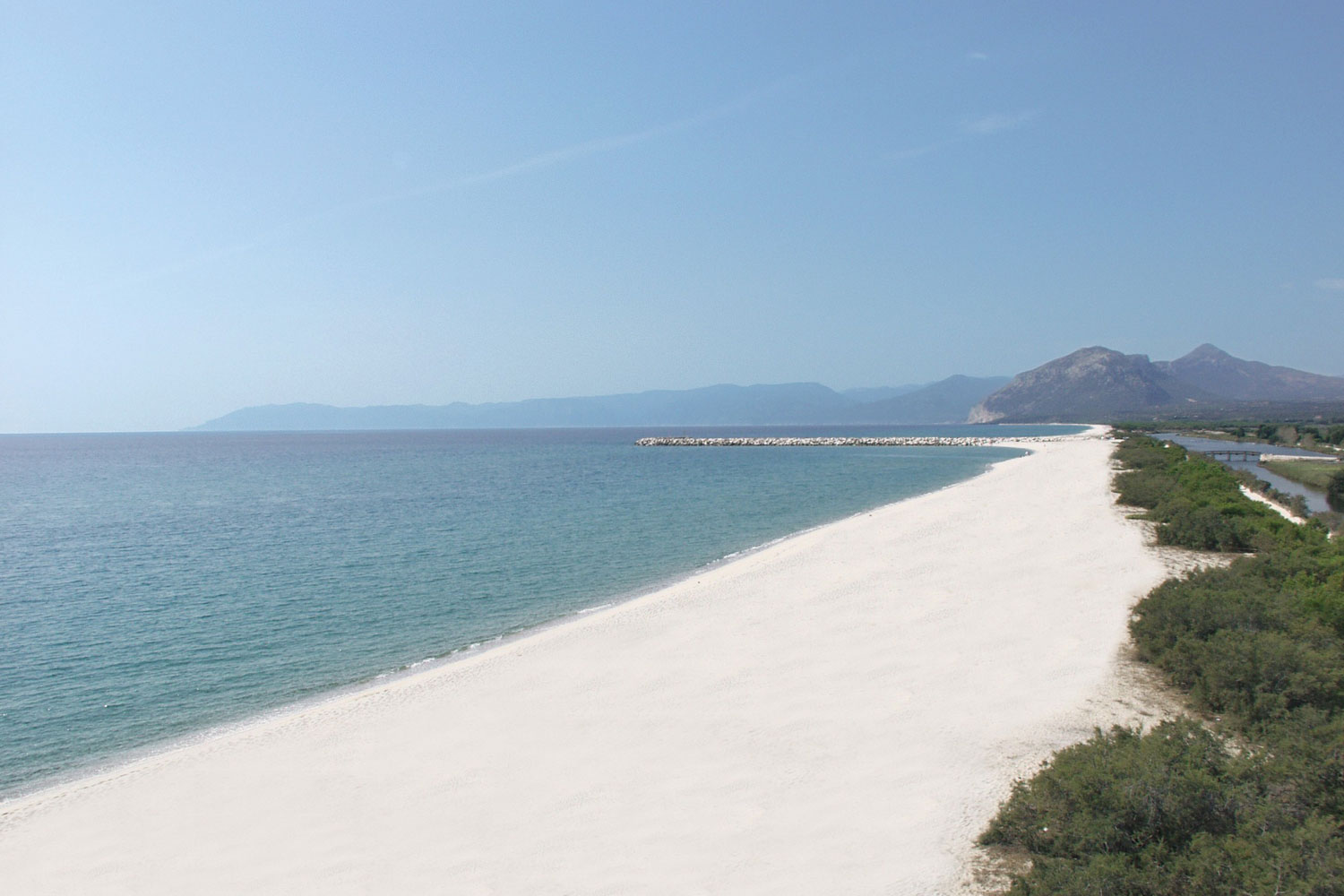 Vista della spiaggia di sabbia bianca dell'Hotel Club Marina Beach di Orosei.
