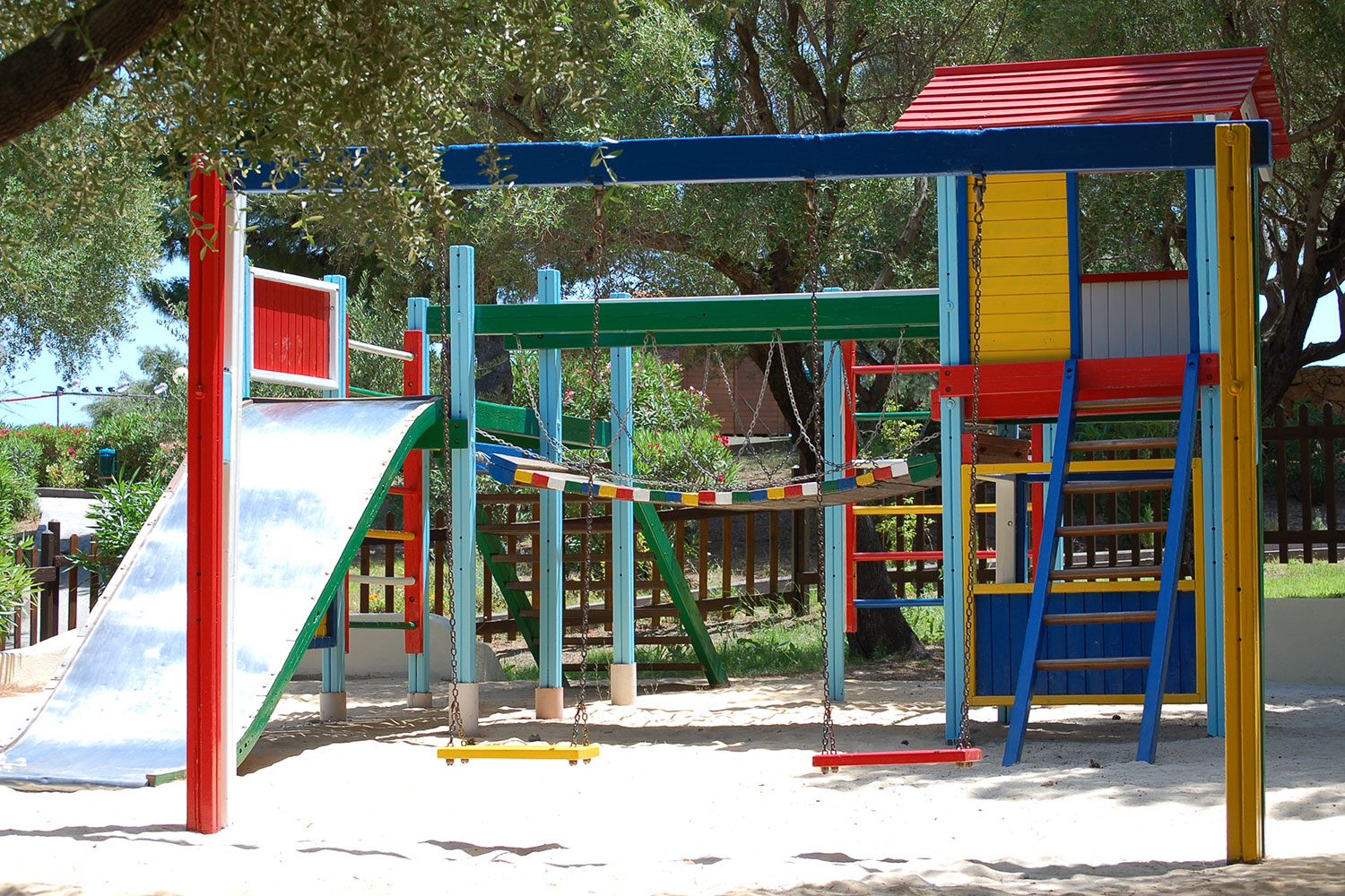 Il campo giochi per bambini del Villaggio Palmasera con Nave Gratis
