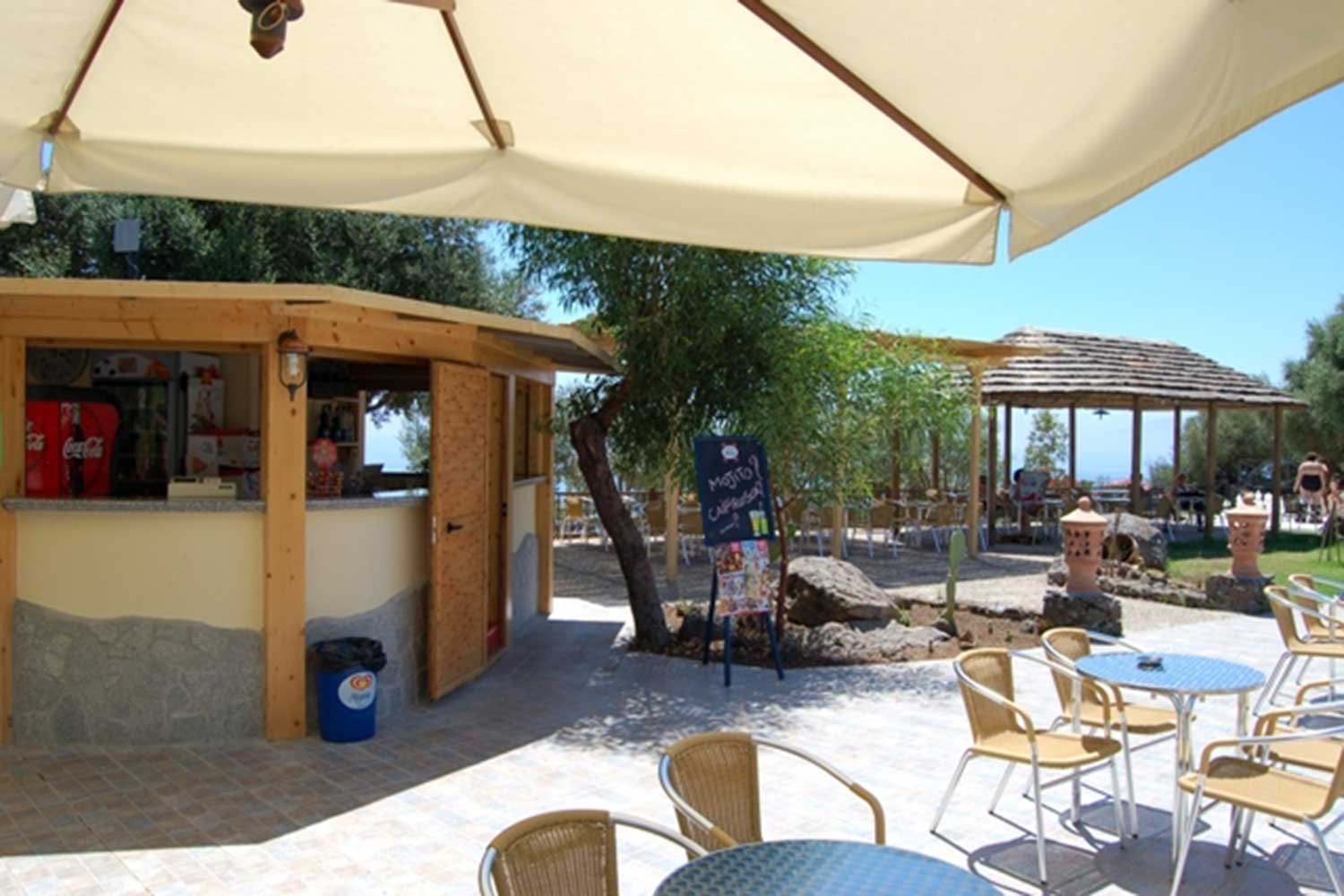 L'area esterna del Bar del Villaggio Palmasera a Cala Gonone