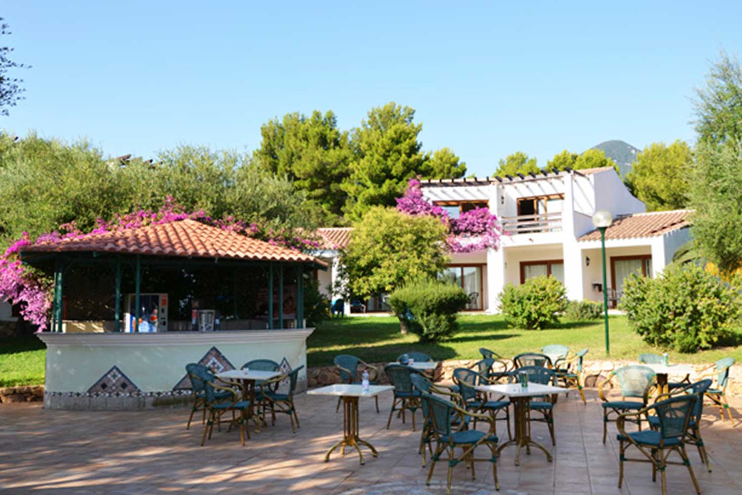 Esterno del Bar al Palmasera Village Resort di Cala Gonone