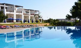 La piscina del Palmasera Village Resort in Sardegna