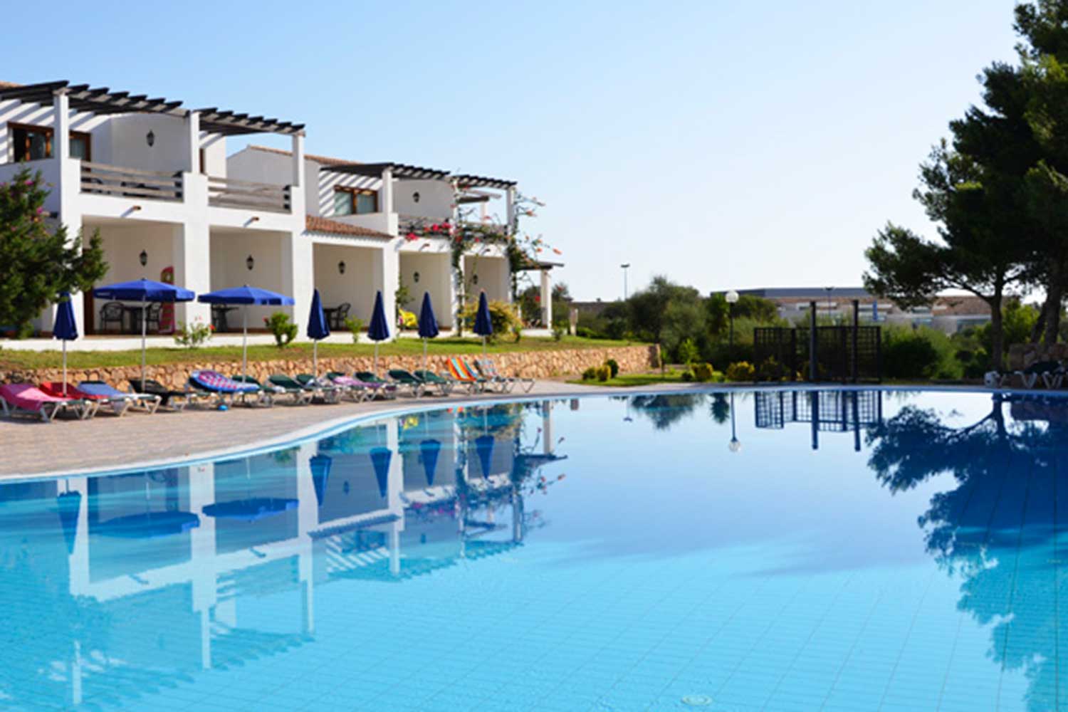 La piscina del Palmasera Village Resort in Sardegna