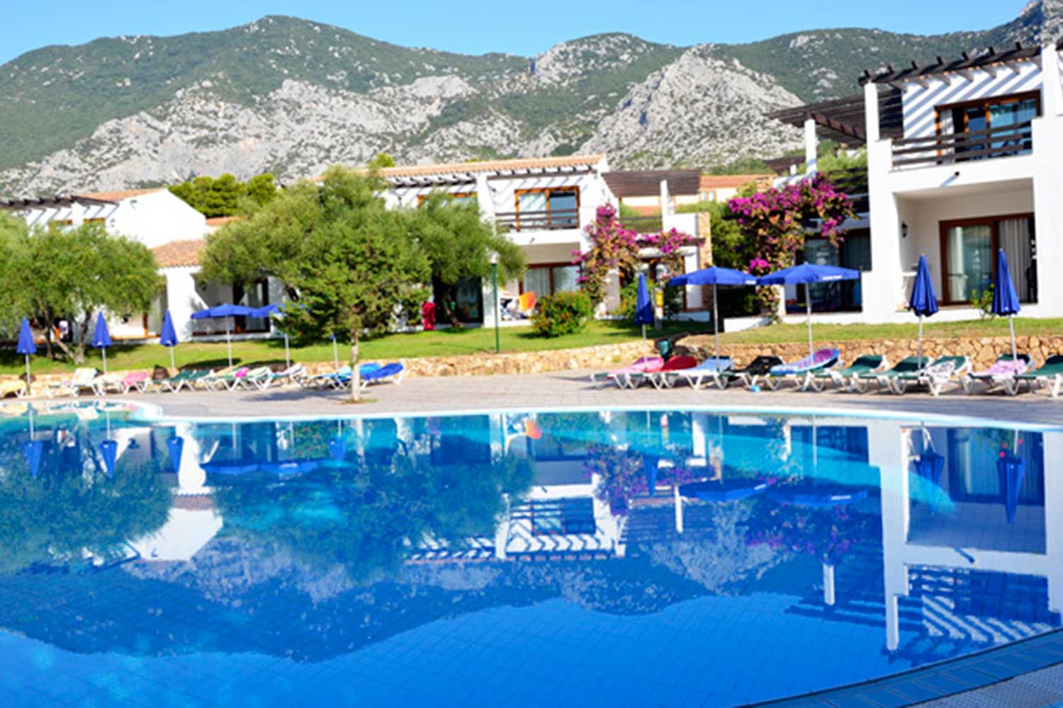 La piscina del Palmasera Village sul Golfo di Orosei.