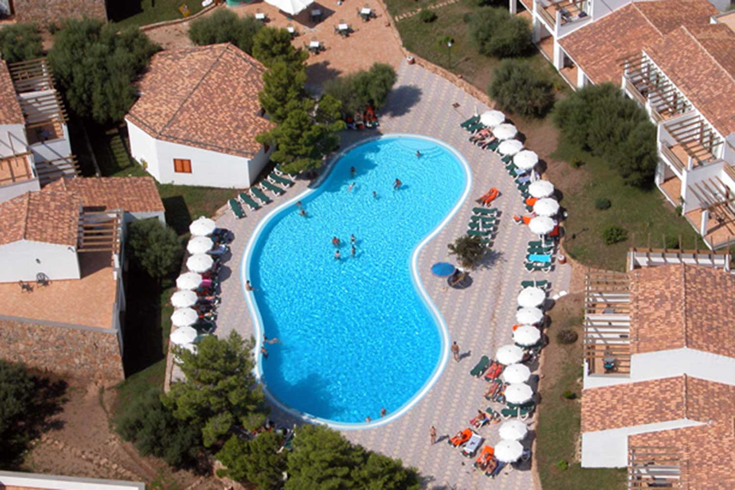 Panoramica della piscina attrezzata del Palmasera Village Resort