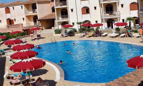 Panoramica della piscina Club Esse Posada Beach Village a Palau